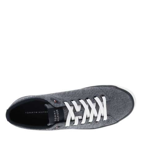 Tennis bleu marine avec un talon plat et pourvu de lacets blancs - Image 4