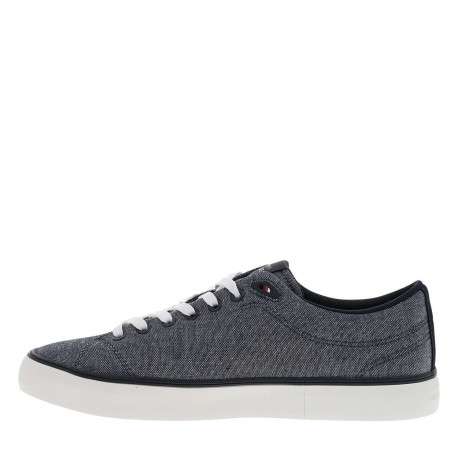 Tennis bleu marine avec un talon plat et pourvu de lacets blancs