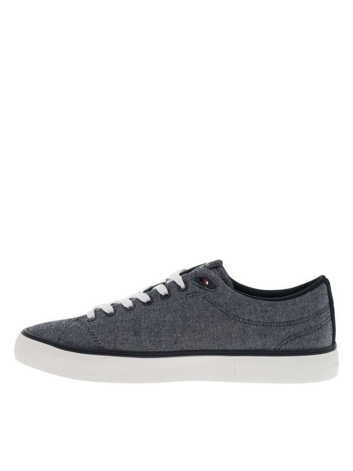 Tennis bleu marine avec un...