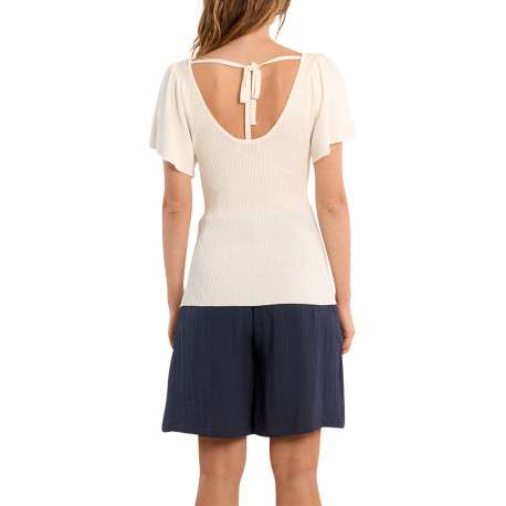Pull blanc uni pourvu de manches courtes et d'une coupe ajustée - Image 2