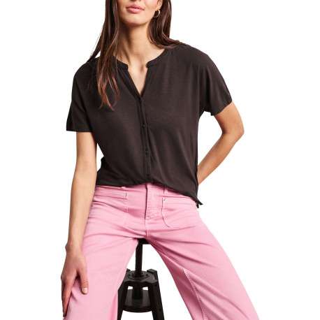 T-shirt chocolat uni avec une coupe droite et un col tunisien - Image 3