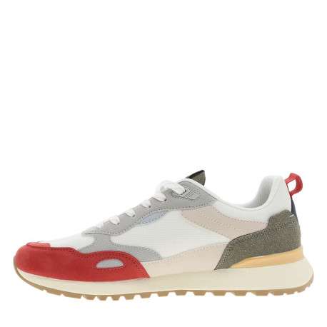 Baskets multicolores à semelle plate avec un patch de la marque sur la languette