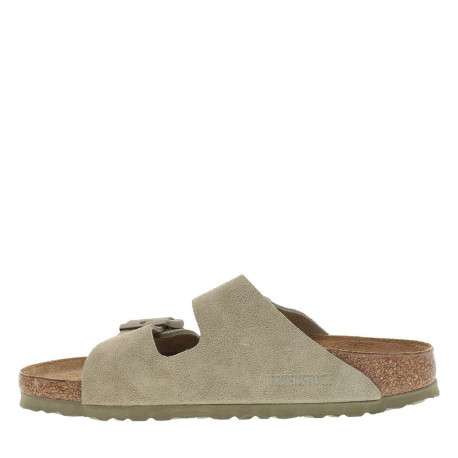 Mules en cuir beige à semelles plates avec une fermeture à boucles à ardillon.