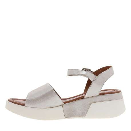 Nu-pieds en cuir argent brillant à semelle compensée avec une boucle à ardillon