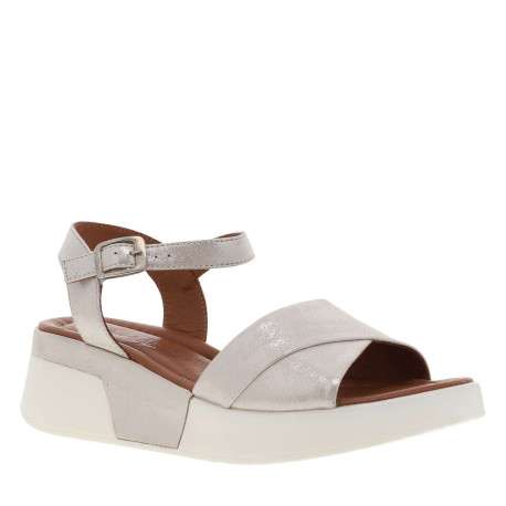 Nu-pieds en cuir argent brillant à semelle compensée avec une boucle à ardillon - Image 3