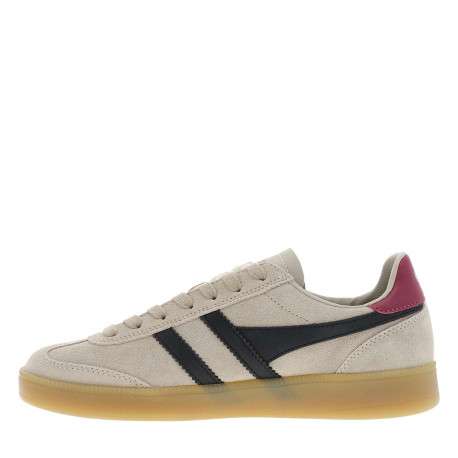 Tennis beiges en cuir nubuck avec un talon plat et des lacets