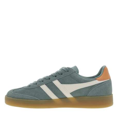 Tennis vertes en cuir nubuck avec un talon plat et des lacets