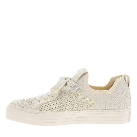 Tennis blanches à semelle plate avec un patch de la marque à la languette