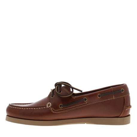 Mocassins bateau cognac en cuir avec un talon plat et à slip-on
