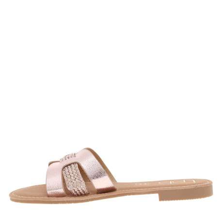 Mules roses métal avec un talon plat et un logo en pièce métallique