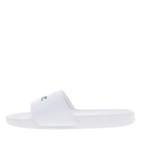 Claquettes blanches à semelle plate avec un logo embossé sur l'avant
