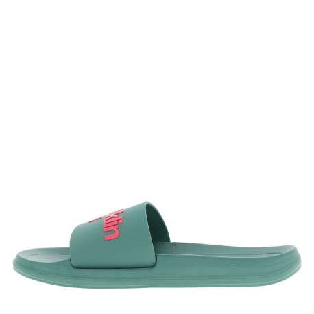 Mules de plage vertes avec un talon plat et munies d'une sangle