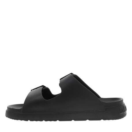 Mules noires à semelle plate et une fermeture à boucle à ardillon