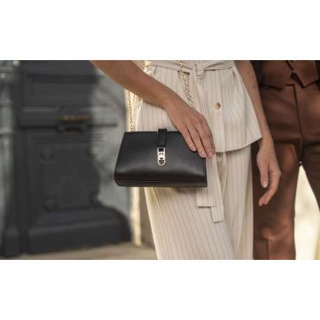 Sac à bandoulière noir pourvu d'un rabat aimanté avec le logo de la marque - Image 6
