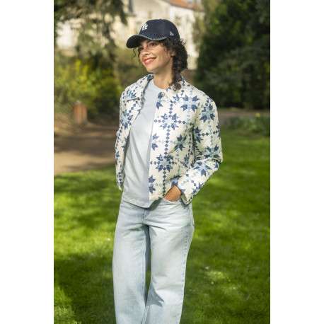 Blouson beige avec des imprimés bleus clairs et bleus foncé à coupe droite - Image 9