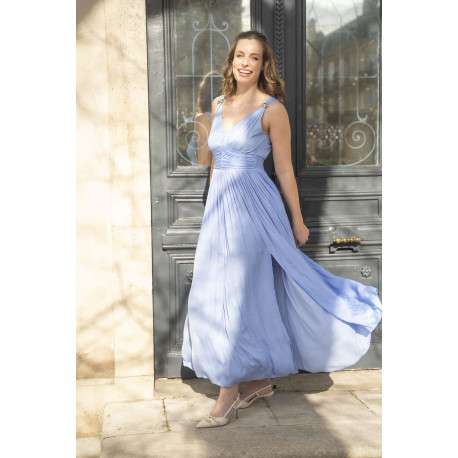 Robe longue bleue satinée coupe fluide pourvue d'un col v profond - Image 7