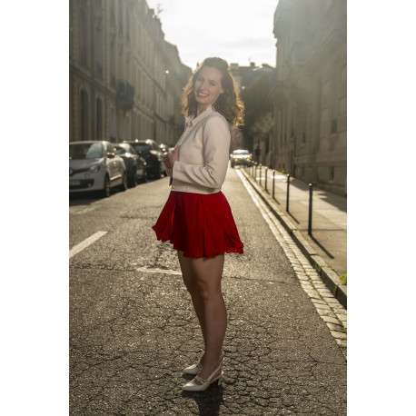 Robe courte rouge coupe cintrée pourvue d'un col v croisé effet drapé - Image 7