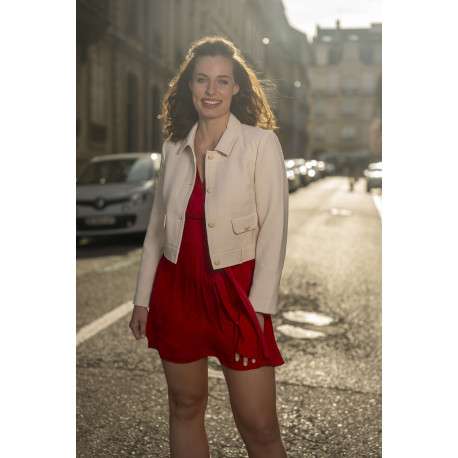 Robe courte rouge coupe cintrée pourvue d'un col v croisé effet drapé - Image 8