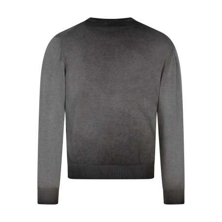 Pull en coton biologique noir uni pourvu d'un col rond et d'un aspect fumé - Image 2