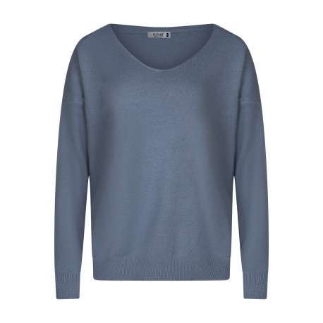 Pull bleu uni pourvu d'une coupe droite et de manches longues