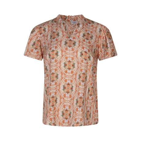 Blouse écrue florale pourvue d'une coupe droite et des manches courtes