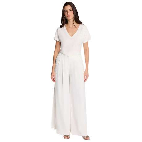 Pantalon blanc uni pourvu d'une coupe large et de détails plissés - Image 2