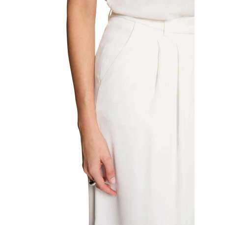 Pantalon blanc uni pourvu d'une coupe large et de détails plissés - Image 5