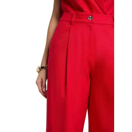 Pantalon rouge uni pourvu d'une coupe large et de détails plissés - Image 5