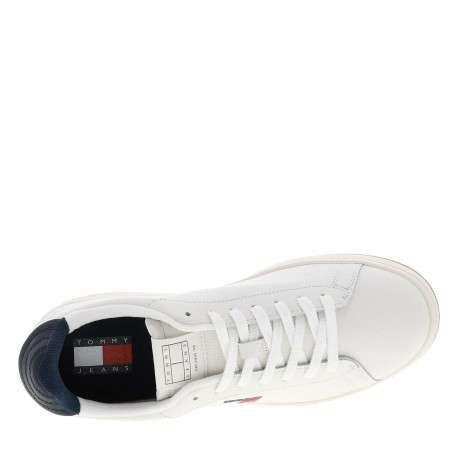 Tennis en cuir écrues à talon plat avec des lacets et un revêtement en grains - Image 4