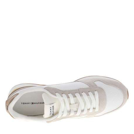 Baskets blanches et beiges en cuir avec un talon plat et des lacets - Image 4
