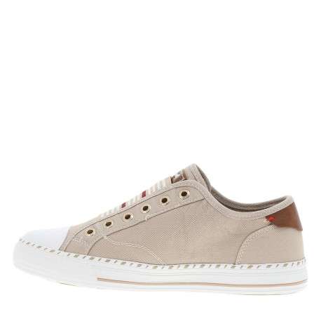 Tennis basses beiges avec un talon plat et fermeture à slip-on