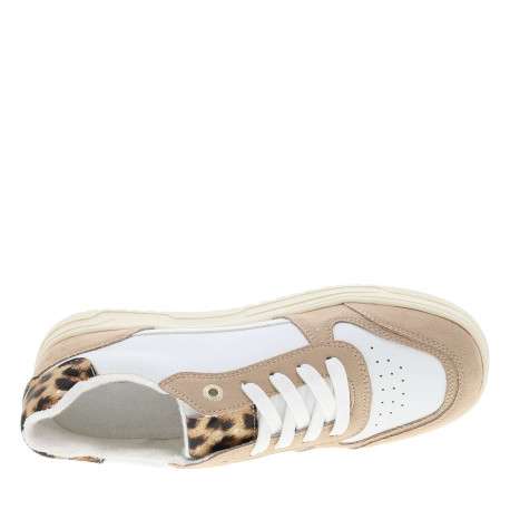 Sneakers blanches à talon plat avec des lacets et des motifs léopard - Image 4