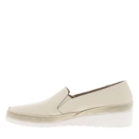 Mocassins beiges en cuir avec un talon compensé bas et à slip-on