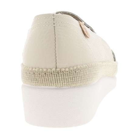 Mocassins beiges en cuir avec un talon compensé bas et à slip-on - Image 6