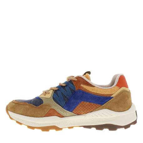 Baskets running orange et bleues avec un talon plat et des lacets ronds