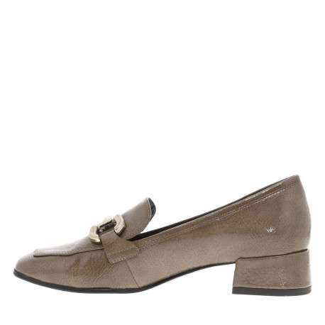 Mocassins taupes vernis avec un bijou or et à talon décroché bas