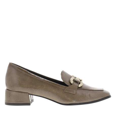 Mocassins taupes vernis avec un bijou or et à talon décroché bas - Image 2