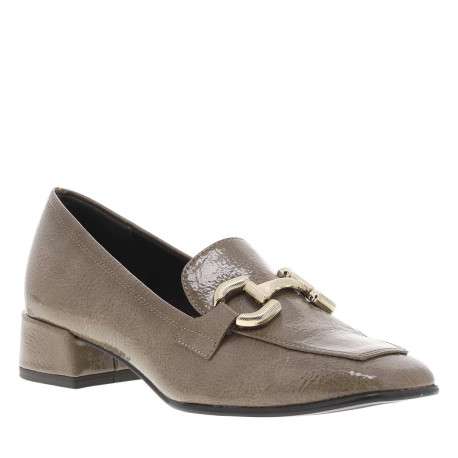 Mocassins taupes vernis avec un bijou or et à talon décroché bas - Image 3