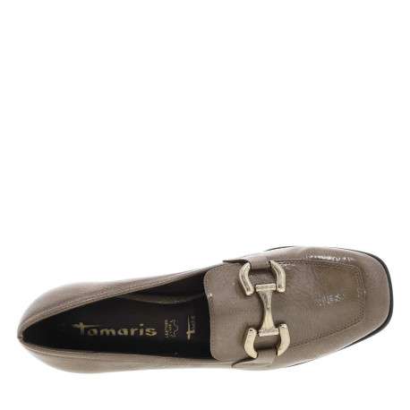 Mocassins taupes vernis avec un bijou or et à talon décroché bas - Image 4