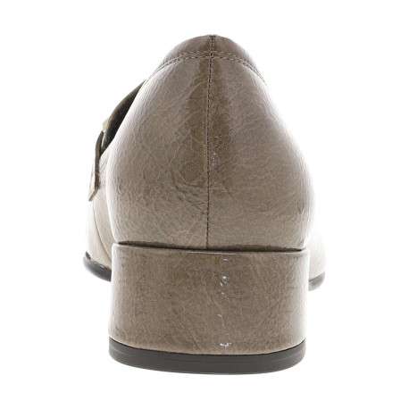 Mocassins taupes vernis avec un bijou or et à talon décroché bas - Image 6