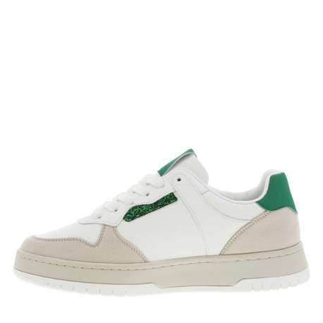 Tennis blanches et beiges avec des détails verts et à semelle plate