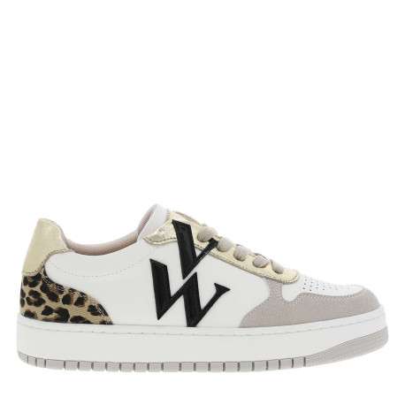 Tennis taupe à talon plat et à lacets plats beige avec monogrammes noirs - Image 2