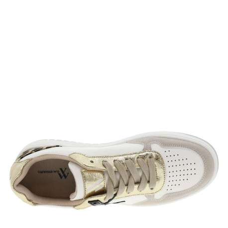Tennis taupe à talon plat et à lacets plats beige avec monogrammes noirs - Image 4