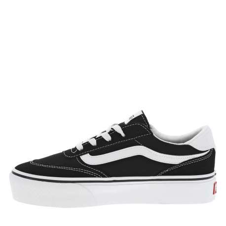 Baskets skate en cuir noires et blanches avec une semelle à plateau