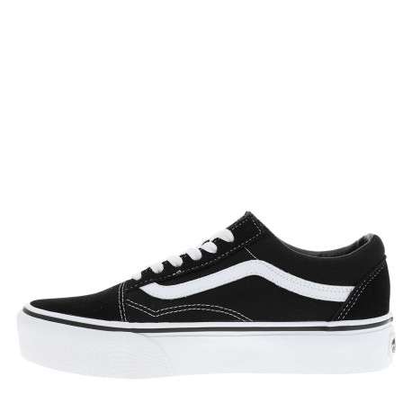 Baskets skate noires avec un talon plat et des lacets blancs
