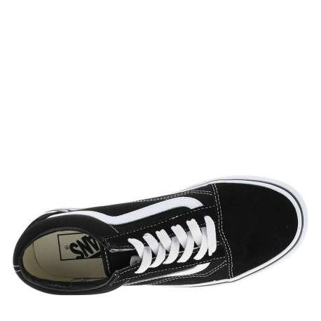 Baskets skate noires avec un talon plat et des lacets blancs - Image 3