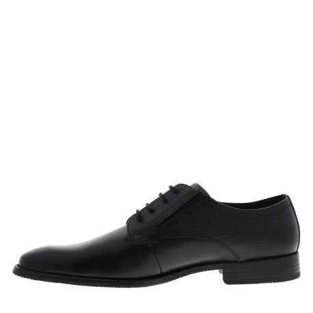 Derbies noires en cuir avec un talon décroché bas et des lacets