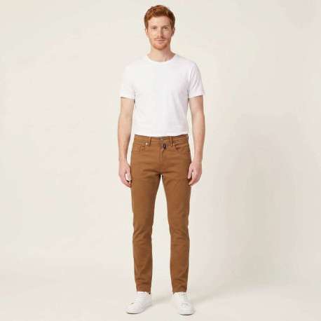 Pantalon en coton camel uni avec une coupe ajustée et une taille intermédiaire - Image 2