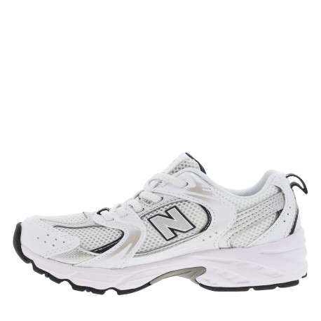 Baskets multisport 530 blanches avec multiples logos de la marques - Image 8