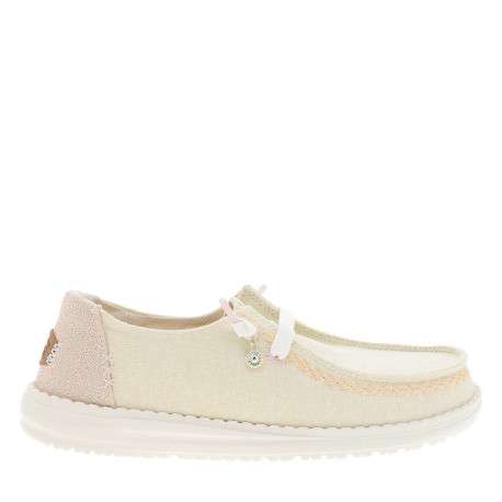 Mocassins beiges avec un talon plat et une fermeture à slip-on - Image 2